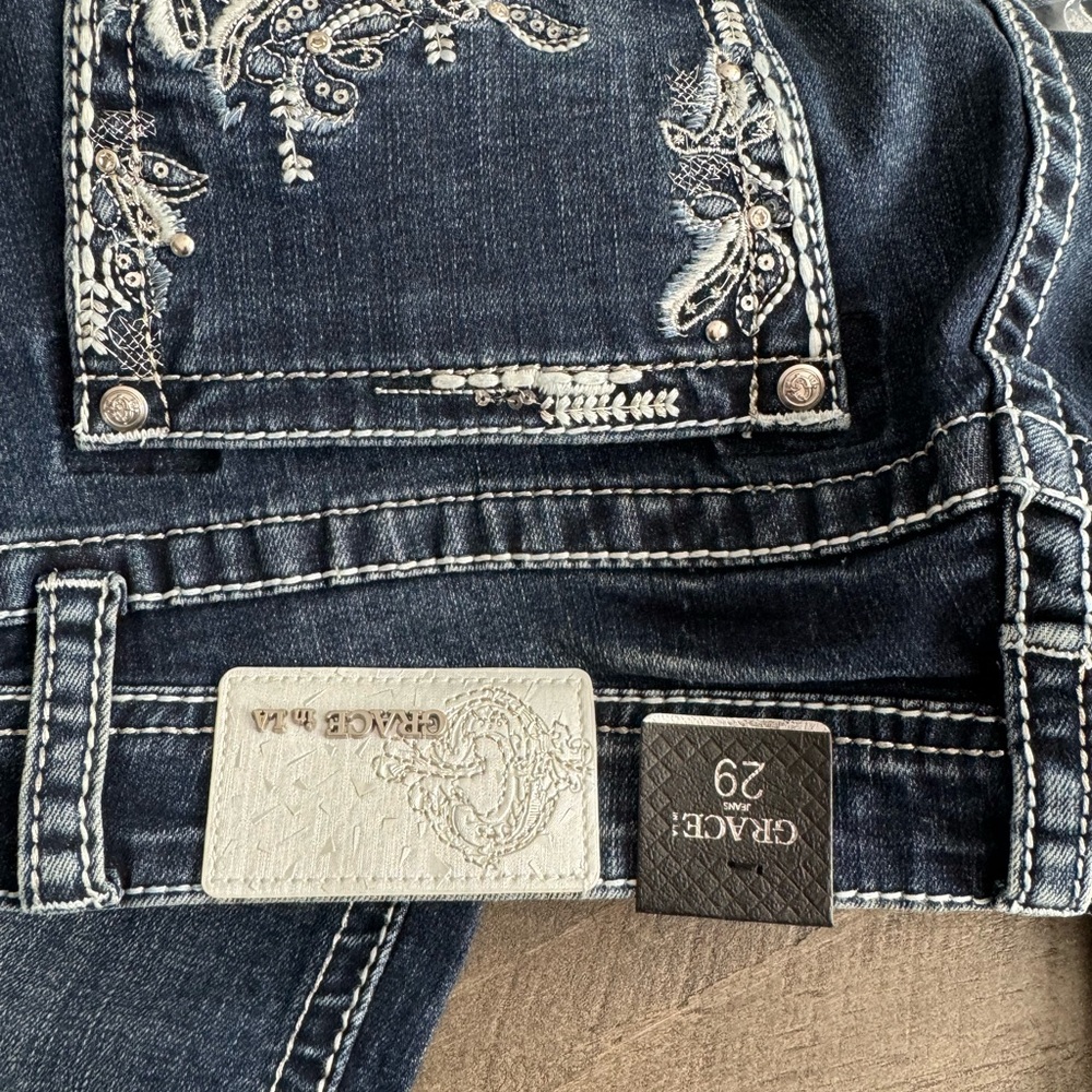 Grace in LA Jeans - Picture 4 of 9